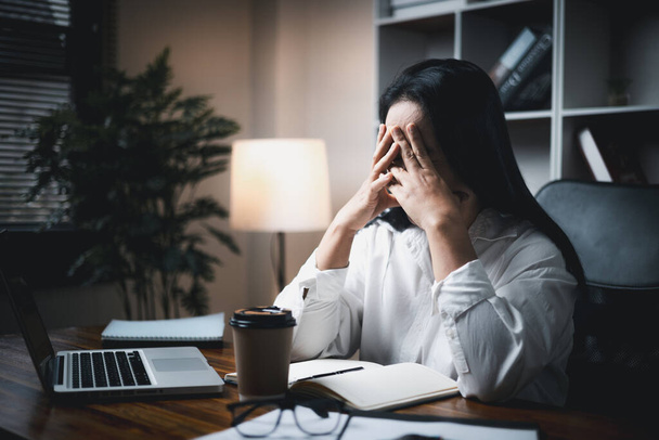 Kobieta walczy z depresją i stresem w miejscu pracy, podkreślając wyzwania, przed którymi stoją profesjonaliści. Obraz ten odzwierciedla wpływ zdrowia psychicznego na pracowników w środowisku korporacyjnym. - Zdjęcie, obraz