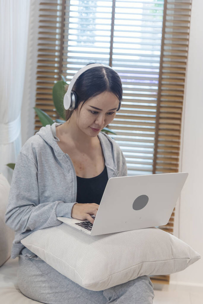 Счастье Азиатская женщина работает из дома с помощью ноутбука онлайн-встречи в домашнем офисе. Счастливый отдых азиатская деловая женщина, печатающая клавиатуру использовать ноутбук Улыбаясь, смеясь над домашним офисом. - Фото, изображение