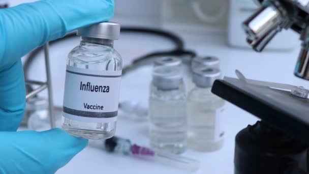 Вакцина против гриппа во флаконе, иммунизация и лечение инфекции, научный эксперимент - Кадры, видео