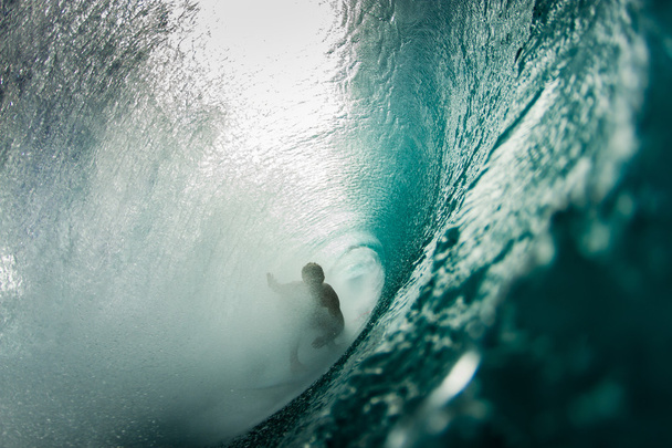 海の波でサーフィンのサーファー - 写真・画像