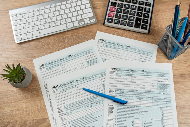 Pero kaluclator 1040 daňové formuláře na kancelářském stole, účetní koncept. Čas na daň - Fotografie, Obrázek