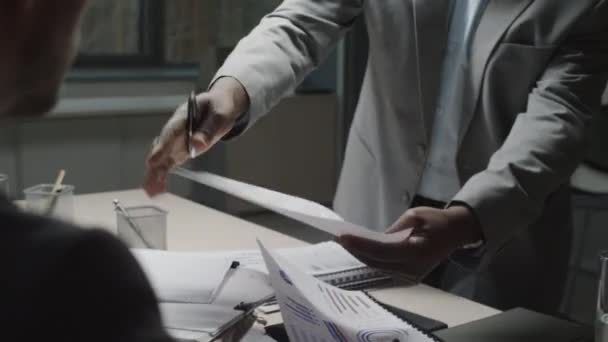 POV-Aufnahme eines frustrierten afroamerikanischen Exekutivdirektors, der während einer Bürobesprechung Dokumente zerreißt und männliche Mitarbeiter beschimpft - Filmmaterial, Video