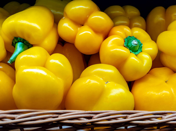Grande pepe giallo per insalate - Foto, immagini