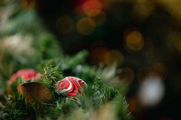 Fondos de Navidad - ramas de árbol de Navidad verde, rd y adornos de oro, luces de cuerda. - Foto, imagen