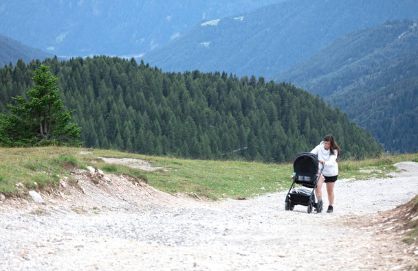 Frau mit Kinderwagen in den Bergen, Dolomiten Italien - Foto, Bild