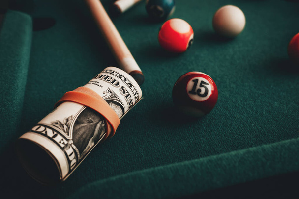 Rahan dollareita peli snooker, vedonlyönti, dollars.gambling riippuvuus käsite.. - Valokuva, kuva