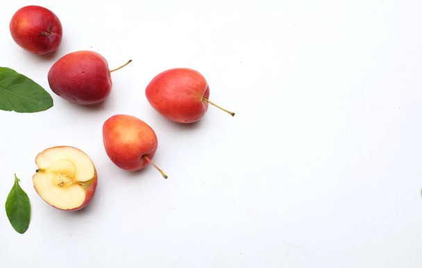 Grupo de maçã anã vermelha-amarela madura orgânica fresca, maçãs princesa, maçã, mini maçã, maçã pequena, maçã cereja, maçãs vermelhas brilhantes Maçã inteira, metade e uma fatia com folha verde no fundo branco - Foto, Imagem