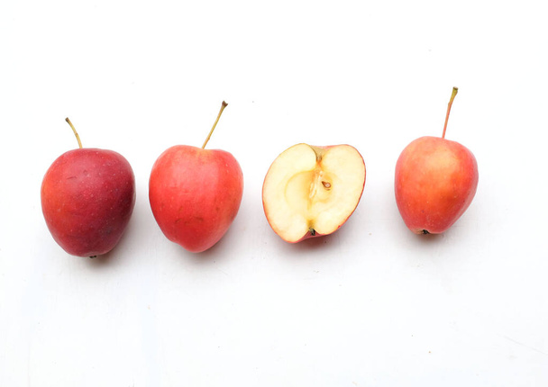 Grupo de manzana enana roja-amarilla madura orgánica fresca, manzanas princesa, manzana, mini manzana, manzana pequeña, manzana cereza, manzanas rojas brillantes Manzana entera, mitad y una rebanada con hoja verde sobre fondo blanco - Foto, imagen