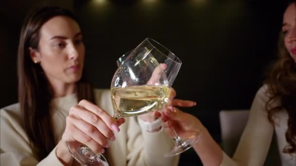 Друзья женщины звонят в стаканы с белыми белыми у себя дома вечером - Кадры, видео