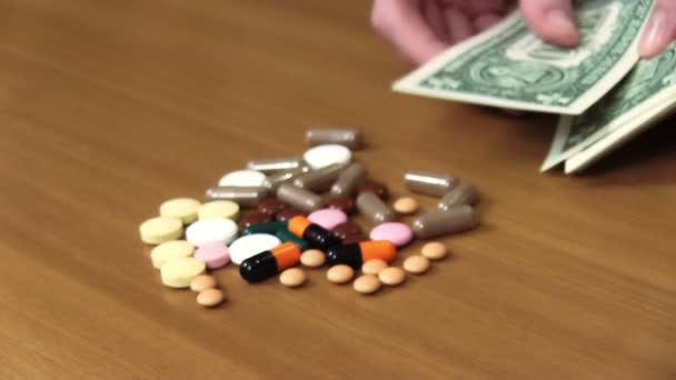 Ludzie płacą za narkotyki - Materiał filmowy, wideo