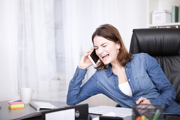 Büroangestellte lacht beim Telefonieren - Foto, Bild