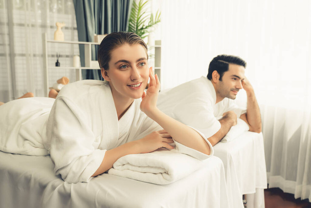 Cliente caucasico coppia godendo rilassante massaggio spa anti-stress e coccole con la bellezza svago della pelle nel giorno luce ambiente salone spa presso resort di lusso o hotel. Silenzioso - Foto, immagini