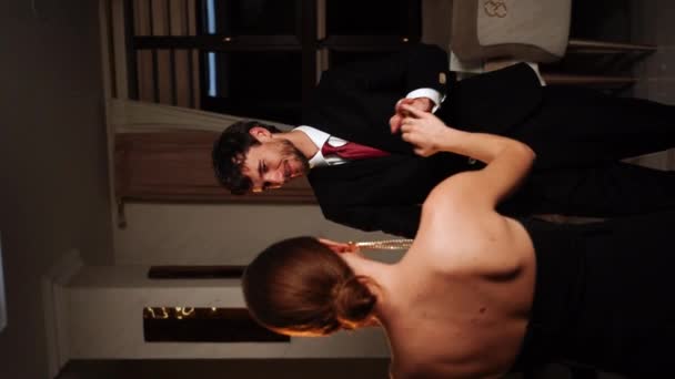 Ein verliebtes Paar tanzt an Heiligabend einen langsamen Tanz in einem Restaurant. Weihnachtskonzept.Vertikales Video - Filmmaterial, Video
