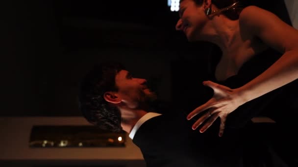 Um casal apaixonado dança uma dança lenta em um restaurante na noite de Natal. Conceito de Natal.Vídeo vertical - Filmagem, Vídeo