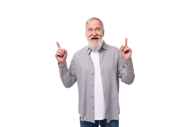 niedlich inspirierter aktiver Großvater mit weißem Bart und Schnurrbart in gestreiftem Hemd und Jeans. - Foto, Bild