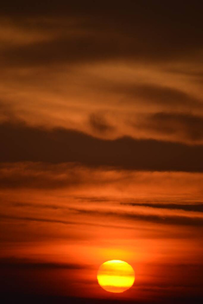 雲のある夕日空 - 垂直写真 - 写真・画像