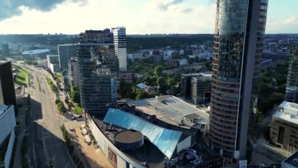 Vilnius város óvárosa egy meleg és gyönyörű nyári napon. Modern üzleti pénzügyi negyed építészeti épületek és Óváros Vilniusban, Litvániában. Óváros Vilniusban, Litvánia fővárosában. - Felvétel, videó