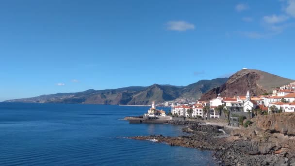 Μια ηλιόλουστη μέρα στο νησί της Μαδέρας. Οι δημοφιλείς διακοπές μεταξύ των τουριστών - Πλάνα, βίντεο