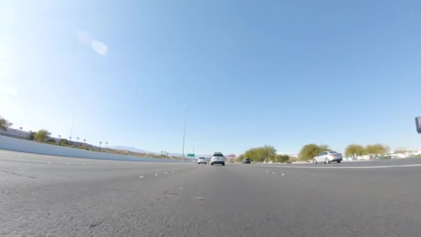 Λας Βέγκας, Νεβάδα, ΗΠΑ-3 Δεκεμβρίου 2022-Κρουαζιέρες στο Λας Βέγκας σε ένα κομψό όχημα Tesla στην εθνική οδό 15 κατά τη διάρκεια της ημέρας προσθέτει ένα επιπλέον άγγιγμα της πολυτέλειας και της βιωσιμότητας στο ταξίδι σας περιπέτεια δρόμο για να - Πλάνα, βίντεο