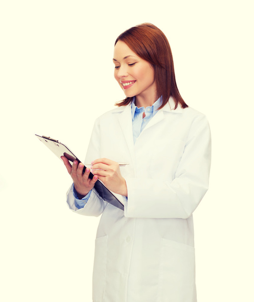 smiling female doctor with clipboard - Foto, afbeelding