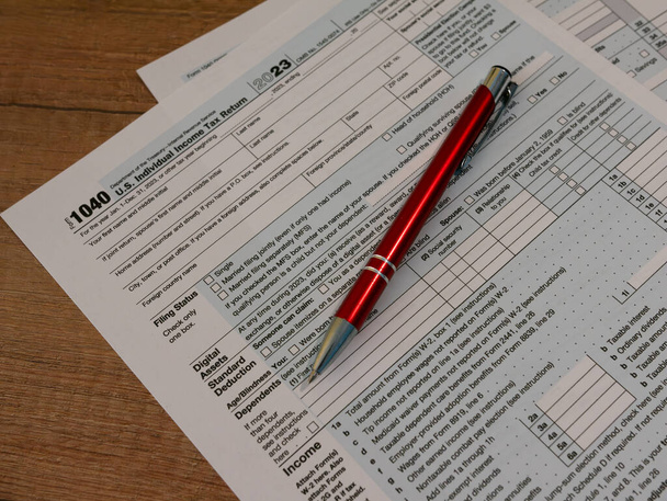 Der Stift liegt auf dem Steuerformular 1040 US Individuelle Einkommensteuererklärung. Zeit, Steuern zu zahlen. Foto - Foto, Bild