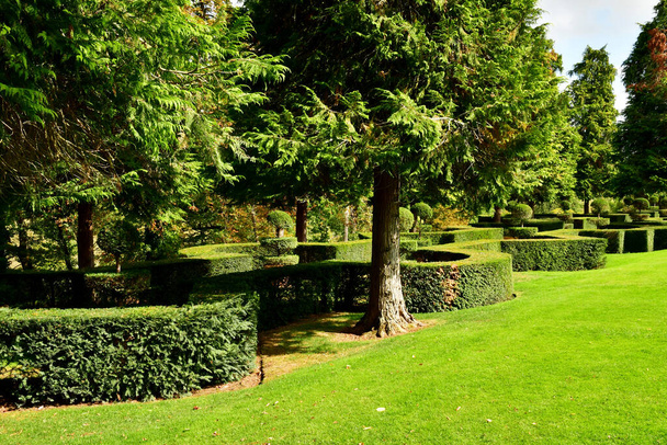 Salignac Eyvigues; Francja - 7 października 2023: malownicze ogrody pałacowe Eyrignac - Zdjęcie, obraz