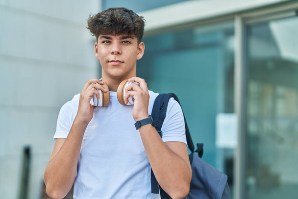 jong hispanic tiener student glimlachen zelfverzekerd dragen rugzak op de universiteit - Foto, afbeelding