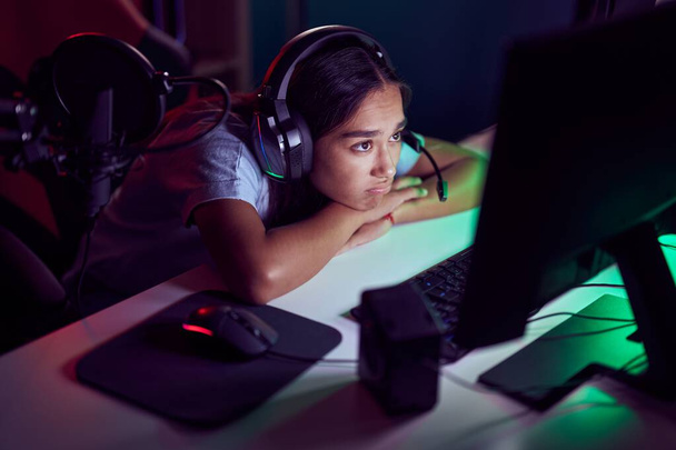 Mladá krásná hispánská žena streamer stresu pomocí počítače v herně - Fotografie, Obrázek