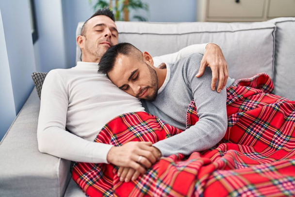 Двоє чоловіків пара лежить на дивані спить вдома
 - Фото, зображення