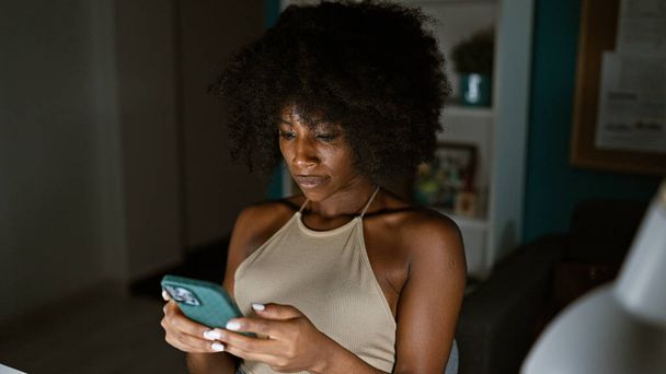 Afričanky americká žena obchodní pracovník pomocí smartphone pracuje v kanceláři - Fotografie, Obrázek