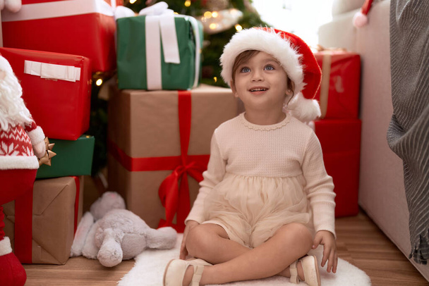Suloinen tyttö hymyilee luottavainen istuu joulukuusi ja lahjoja kotona - Valokuva, kuva