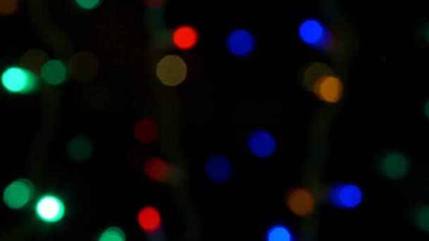 Kerstverlichting. Het licht van de slinger van de kerstboom is onscherp. Kerstboomverlichting.  - Video