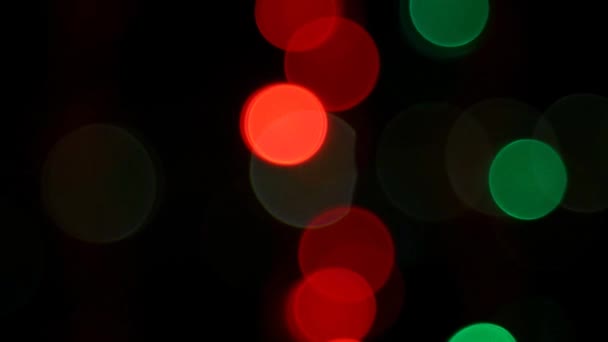 Kerstverlichting. Het licht van de slinger van de kerstboom is onscherp. Kerstboomverlichting.  - Video