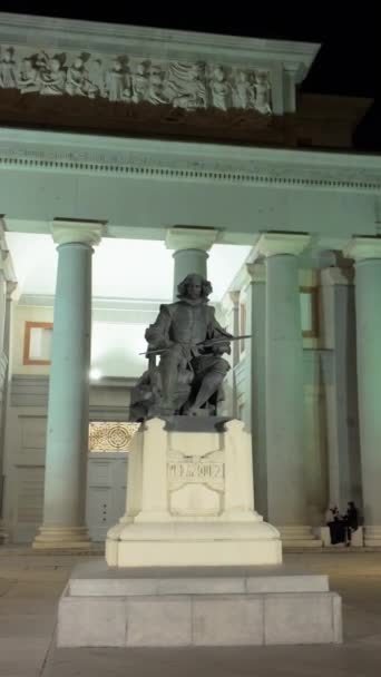 Madrid, España. 6 de noviembre de 2023: Vista nocturna de la estatua de bronce de Diego Velázquez en el Museo del Prado Madrid, España. Vídeo vertical - Imágenes, Vídeo