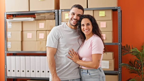 Hombre y mujer comercio electrónico trabajadores de negocios abrazándose sonriendo en la oficina - Foto, Imagen