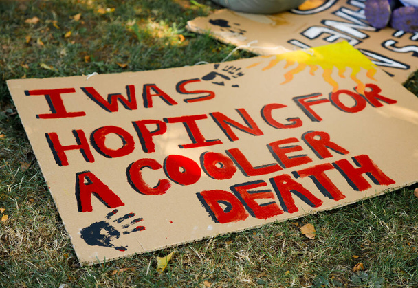 Speravo in un segnale di morte piu 'freddo sul campo durante lo sciopero globale del clima a Vancouver, Canada. - Foto, immagini