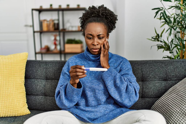 アフリカ系アメリカ人女性が自宅で妊娠検査を受ける - 写真・画像