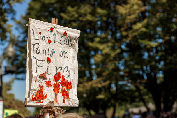 Vista del segno Bugiardo, Pantaloni bugiardi in fiamme come parte dello sciopero globale del clima a Vancouver - Foto, immagini