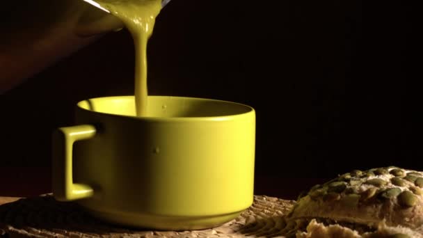 Nalití domácí polévky do misky střední zoom výstřel selektivní zaměření - Záběry, video