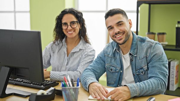 Homem e mulher trabalhadores de negócios usando computador tomar notas no escritório - Foto, Imagem