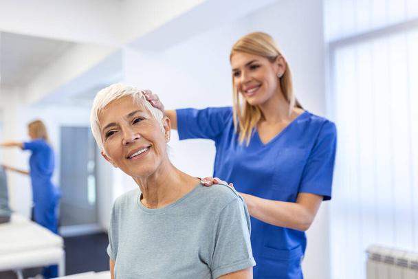 Ліцензований хіропрактик або мануальний терапевт роблять масаж шиї для розслабленої жінки-пацієнта в клінічному кабінеті. Молода жінка з дисплазією або ревматологічною проблемою отримує допомогу професійного лікаря
 - Фото, зображення