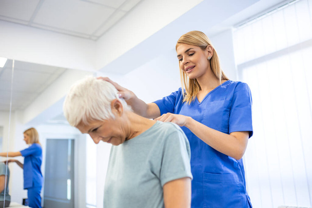 Ліцензований хіропрактик або мануальний терапевт роблять масаж шиї для розслабленої жінки-пацієнта в клінічному кабінеті. Молода жінка з дисплазією або ревматологічною проблемою отримує допомогу професійного лікаря
 - Фото, зображення