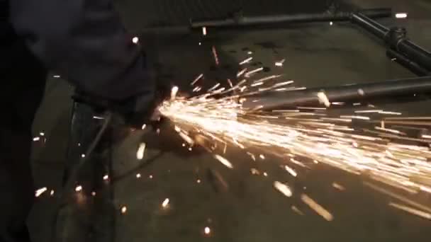 Man met een molen in een metalen workshop met een heleboel vonken - Video