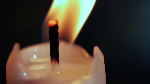 Κερί φλόγα τρεμοπαίζει macro close up αργή κίνηση ζουμ επιλεκτική εστίαση - Πλάνα, βίντεο