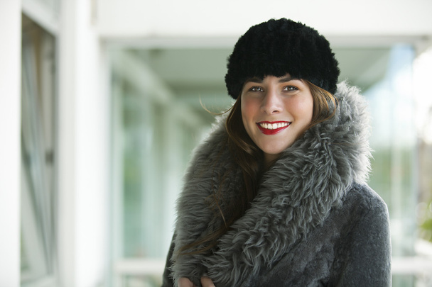 Όμορφη μελαχρινή, ντυμένη με ζεστά ρούχα χειμώνα - Φωτογραφία, εικόνα