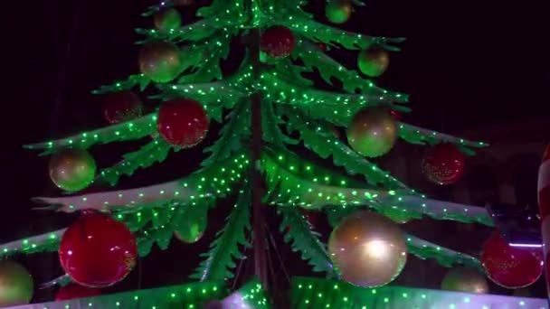 Karácsonyi dekorációk a fán - Felvétel, videó