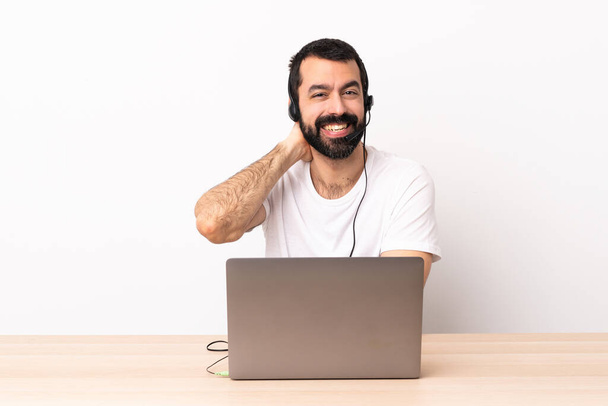 Telemarketer kaukázusi férfi dolgozik egy headset és laptop nevetés. - Fotó, kép