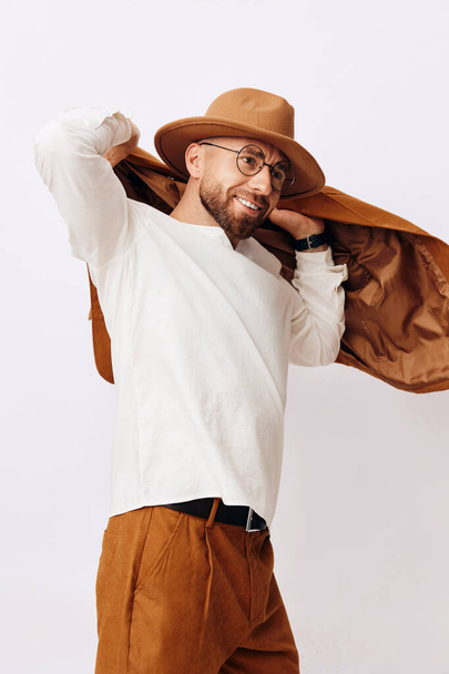 Портрет взрослых мужчин белый парень модно выглядит модель мужчин крутой задний план шляпа стоя случайный счастливый человек молодой фон красивый веселый - Фото, изображение