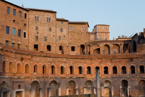 Ruïnes van de markt van Trajanus (Mercati di Traiano) in Rome tijdens zon - Foto, afbeelding