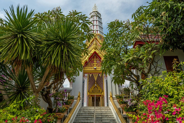 Traditionele Thaise tempel in de prachtige tuin in Bangkok Thailand - Foto, afbeelding